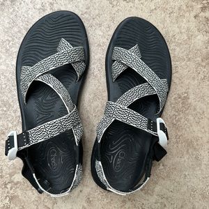 Chaco Cloud Black White Toe Loop 9 sandals